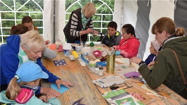 An dieser Kreativstation werden aus Tonpapier und benutzten Seekarten Boote gefaltet, beklebt und bemalt.