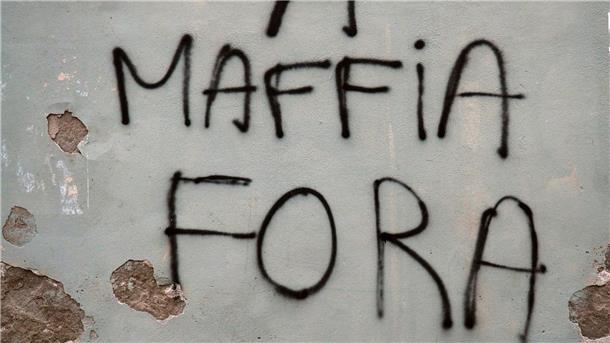 An eine Hausmauer in der korsischen Küstenstadt Bastia steht auf Korsisch geschrieben „Mafia raus“.