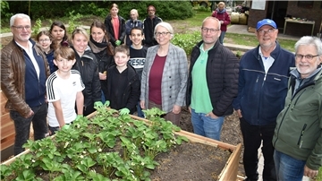 An einem der Hochbeete im Schulgarten des Gymnasiums Nordenham freuen sich unter anderem Norbert Schulze vom Rotary-Club, die Lehrerinnen Karina Lohmann und Sara Matuschek, die stellvertretende Schulleiterin Anja Cotte sowie die Rotarier Frerk Siefken, Joachim Tönjes und Gerald Zinn, dass alles so gut geklappt hat.