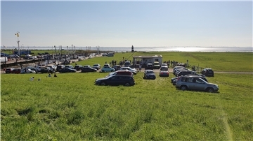 An einem sonnigen Septembertag 2021 hatten etliche Autofahrer ihr Fahrzeug direkt auf dem Wremer Seedeich geparkt. Um eine Wiederholung zu verhindern, fordern SPD und Grüne in der Gemeinde ein Parkkonzept.
