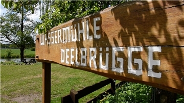 An einem sonnigen Tag wird die Wassermühle Deelbrügge zum Entspannungsort an der L134.