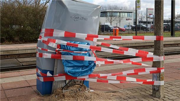 An einer Haltestelle stehen die Reste eines Fahrkartenautomaten, der gesprengt wurde.