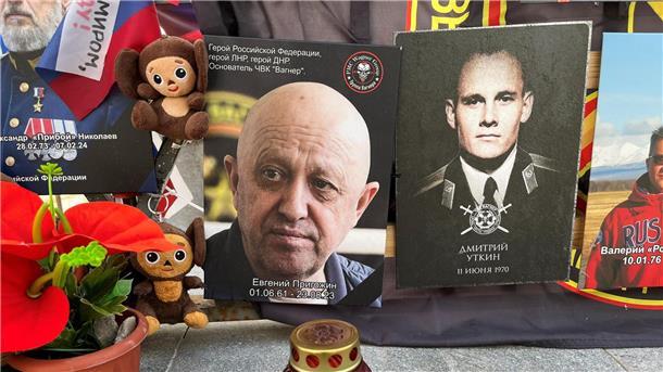 Prigoschins Erbe belastet Russland weiter An einer impovisierten Gedenkstätte in Kremlnähe erinnern Fotos an die Gründer der russischen Privatarmee Wagner, Jewgeni Prigoschin (l) und Dmitri Utkin.