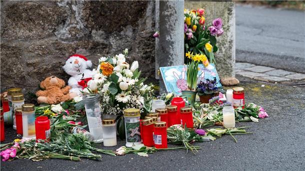 Angeklagter gesteht Vergewaltigung von Zehnjähriger An einer Mauer vor dem Kinder- und Jugendheim in Wunsiedel, in dem eine Zehnjährige tot aufgefunden wurde, liegen Blumen, Kerzen und Stofftiere.