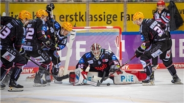 Der Torwart der Eishockeymannschaft Fischtown Pinguins Bremerhaven, Kristers Gudlevskis, pariert einen Schuss der gegnerischen Mannschaft. 