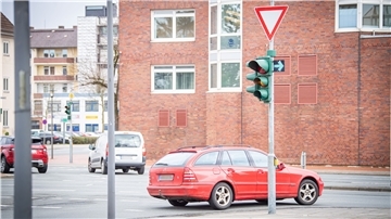 An mehreren Bremerhavener Ampeln ist das Zusatzschild „Grüner Pfeil“ angebracht. Was dieses Schild bedeutet ist längst nicht jedem Autofahrer bekannt.