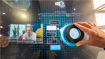 An Multimedia-Tischen können Besucher Videos abrufen: Wissenschaftler erklären Projekte zur Energiewende aus ihrem Bereich und beantworten auch die Frage, was sie verändern würden, wenn sie Superkräfte hätten.