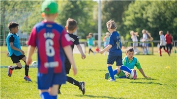 Kinder kicken auf dem Fußballfeld