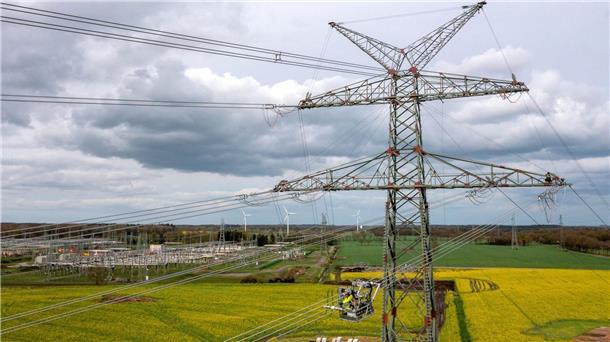 DIHK beklagt zu hohe Energiepreise An neuen Strommasten nahe des Umspannwerkes Conneforde in Niedersachsen finden Bauarbeiten statt.