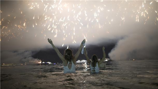 An Silvester wird in Brasilien am Strand bzw. im Wasser gefeiert.