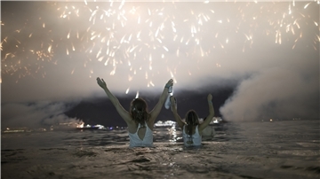 An Silvester wird in Brasilien am Strand bzw. im Wasser gefeiert.