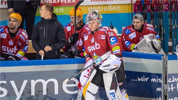 Pinguins-Keeper Franzreb steht an der Bande.