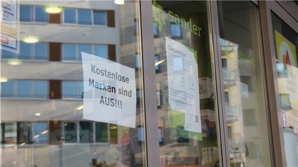 An vielen Apotheken fanden sich schon früh am Freitag Hinweise wie dieser: Anstellen zwecklos, die Masken sind alle verteilt.
