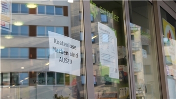 An vielen Apotheken fanden sich schon früh am Freitag Hinweise wie dieser: Anstellen zwecklos, die Masken sind alle verteilt.
