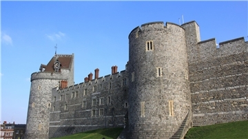 An Weihnachten 2021 verschaffte sich ein junger Mann mit einer Armbrust bewaffnet Zugang zu Schloss Windsor.