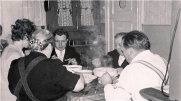 An Weihnachten versammelten sich alle in der Küche. Während es Heiligabend das Traditionsgericht Kartoffelsalat und Würstchen gab, brachte Mutter (vorne links) an den Feiertagen immer etwas Besonderes auf den Tisch. Das schmeckte Vater (vorne rechts), Opa, Bruder Hans und Schwägerin Gerda richtig gut.
