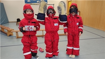An zwei Thementagen konnten die Kinder mit AWI-Forschern über ihre Arbeit sprechen, in Polarkleidung schlüpfen und Experimente machen.