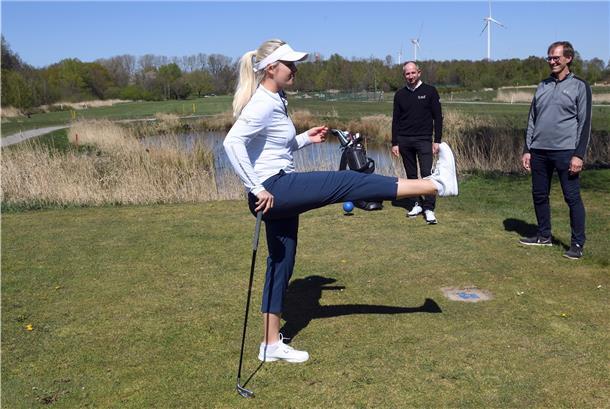 Anastasia Mickan ist die Vorhut der Hobby-Golfer Anastasia Mickan macht Übungen. Mit im Bild: Golfpro Oliver Kremer (Mitte) und Clubmanager Thomas Koch (rechts).