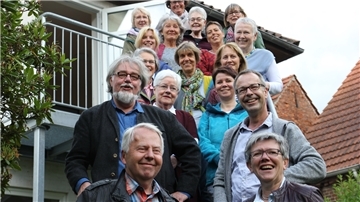 Anderland-Botschafter Harald Maack, Superintendentin Jutta Rühlemann (vorne von links) zusammen mit Matthias Schmidt und Gerd Rühlemann (darüber) sowie den ehrenamtlichen Trauerbegleiter*innen (Archiv).