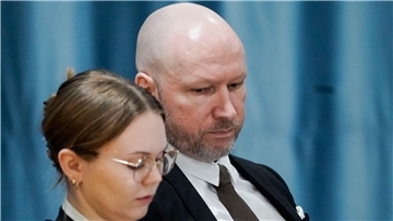 Anders Behring Breivik und seine Anwältin während einer Gerichtsverhandlung.