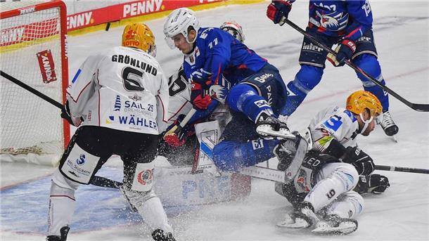 Anders Grönlund, Maximilian Franzreb und Kapitän Jan Urbas wehren sich mit vereinten Kräften gegen die Adler Mannheim.