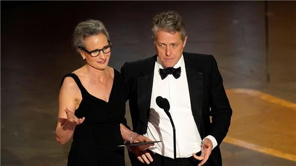 Hugh Grant sorgt mit Oscar-Interview für Spott Andie MacDowell und Hugh Grant präsentierten den Preis für das beste Produktionsdesign bei der Oscar-Verleihung in Los Angeles.