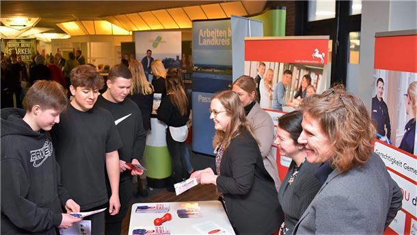 Andrang herrschte auch beim Informationsstand des Amtsgerichts Nordenham. Rechts im Bild: Direktorin Dr. Ann-Katrin von der Heide.