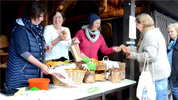 Andrang herrschte beim Kartoffeltag, den die Landfrauenvereine aus Donnern und Stotel bei Hokemeyers Hus in Sellstedt organisiert hatten. Dort konnten auch wenig bekannte Kartoffelsorten zum Pflanzen abgeholt werden, sofern sie vorbestellt waren. Die Ausgabe der Pflanzkartoffeln übernahmen (von links) Heidrun Schmidt, Marion Korte und Anneke Hellberg-Bahr.