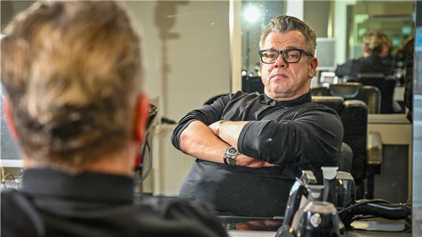 Andre Albers vom Salon „Hauptsache“ in Bremerhaven ist einer von 16 Friseuren, die in ihrem Bundesland gegen die Schließung der Friseursalons klagen.