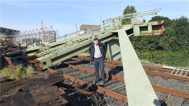 André Kaul zeigt die Streben der Drehbrücke, die an Ort und Stelle wieder aufgebaut werden, wenn eine neue Brücke steht. Foto Scheer
