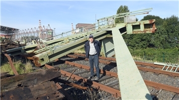 André Kaul zeigt die Streben der Drehbrücke, die an Ort und Stelle wieder aufgebaut werden, wenn eine neue Brücke steht. Foto Scheer