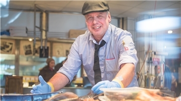 André Vogt ist Fischverkäufer bei Fiedlers Fischmarkt im Bremerhavener Schaufenster Fischerhafen.