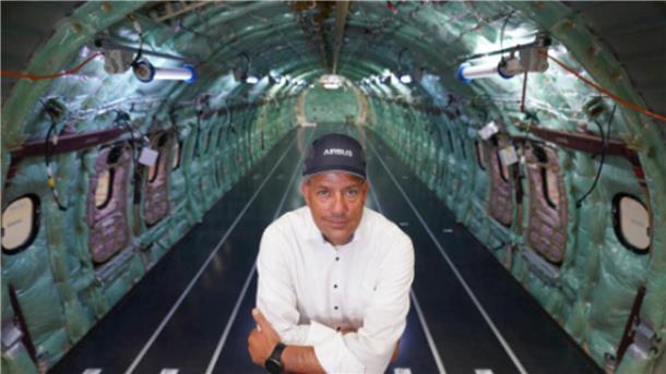 André Walter, Geschäftsführer der Airbus Aerostructures GmbH, steht in einem Flugzeugrumpf