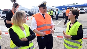 Andrea Eck (links) im Gespräch mit Hafenkapitän Stephan Berger und Häfensenatorin Claudia Schilling. Eck legt bereits zum Monatsende ihr Vorstandsamt bei der BLG nieder.