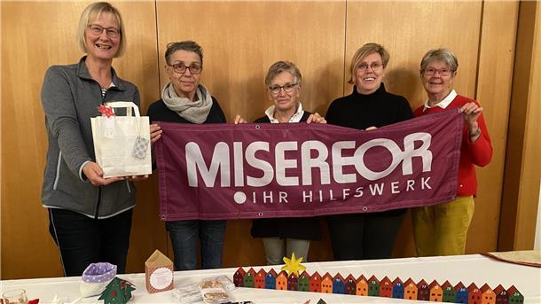 Andrea Kampen (von links), Gerti Dudeck, Waltraud Scholz, Maggie Hilgen und Hannelore Engel vom Team des Martinsbasars Sankt Willehad waren wieder fleißig.