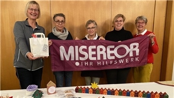 Andrea Kampen (von links), Gerti Dudeck, Waltraud Scholz, Maggie Hilgen und Hannelore Engel vom Team des Martinsbasars Sankt Willehad waren wieder fleißig.