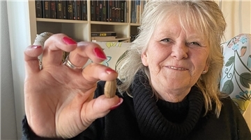 Andrea Knoke hält eine kleine Eichel in der Hand. Sie symbolisiert ihren Weg zurück ins Leben.