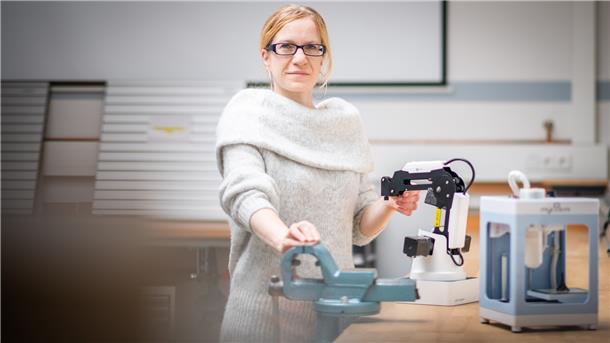 Andrea Kück, Lehrerin an der Max-Eyth-Schule, Berufsbildende Schulen Schiffdorf, ist Preisträgerin der Auszeichnung „Weichensteller 2021“. In den Technikräumen arbeitet sie mit ihren Schülern unter anderem mit programmierbaren Leichtrobotern.