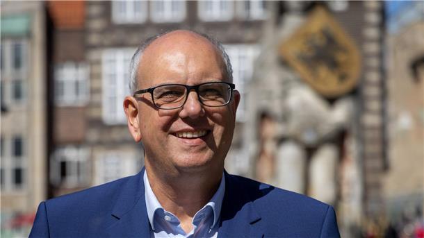 Bovenschulte: Mehr Anreize für Wohnungsbau nötig Andreas Bovenschulte, Präsident des Senats und Bürgermeister, posiert auf dem Marktplatz vor dem Bremer Rathaus.