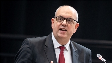 Andreas Bovenschulte (SPD) will am Freitag im Bundesrat die anderen Regierungschefs von der Übergewinnsteuer überzeugen, mit der er die Gewinne der Mineralölkonzerne abschöpfen will. 