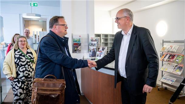 Andreas Bovenschulte (SPD,r) begrüßt Björn Fecker (Bündnis 90/Die Grünen) zu einem Treffen für weitere Sondierungsgespräche.