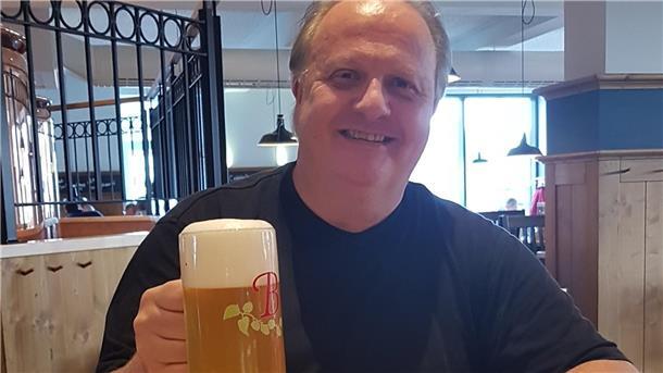 Es ist der Braumeister Andreas Christiani zu sehen. 