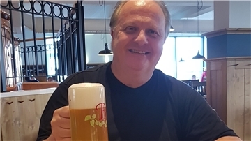 Es ist der Braumeister Andreas Christiani zu sehen. 