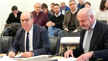 Andreas Cors (links), Landeswahlleiter in Bremen, und Thomas Jürgewitz, Bremerhavener AfD-Kreisvorsitzender, im Gerichtssaal des Verwaltungsgerichts Bremen. Das Gericht entschied nun über vier Einsprüche der in Bremen zerstrittenen AfD gegen die Wahl zur Bremischen Bürgerschaft.