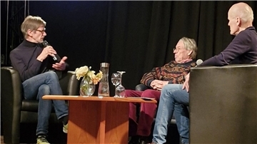 Andreas Ehresmann (von links), Leiter der Gedenkstätte Sandbostel, mit dem Historiker Hannes Heer und Thomas Grunenberg, Vorsitzender des Gedenkstättenvereins.
