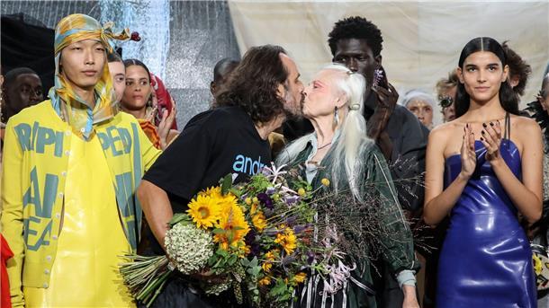 Andreas Kronthaler küsst Vivienne Westwood auf der Pariser Modewoche.