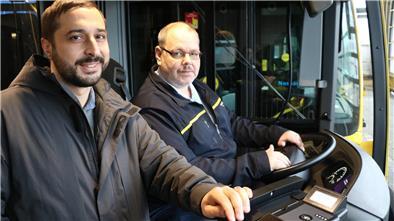 Andreas Krützfeldt (am Lenkrad) hat es geschafft: Er steht nach fünf Jahren Arbeitslosigkeit wieder in Lohn und Brot und arbeitet als Busfahrer bei Bremerhaven Bus. Sein Arbeitsvermittler vom Jobcenter, Özgür Gündog, hat ihn dabei stark unterstützt.