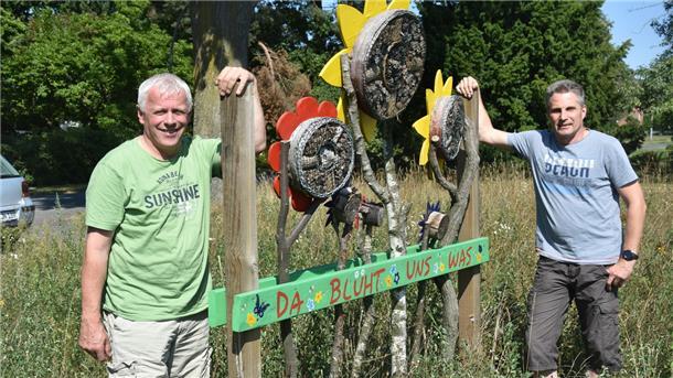 Andreas Pape und Mario Löhden werten ihre Blühfelder mit Nisthilfen für Insekten auf. Dieses bunte Exemplar haben die beiden Landwirte von einem Anbieter aus dem Münsterland bekommen.