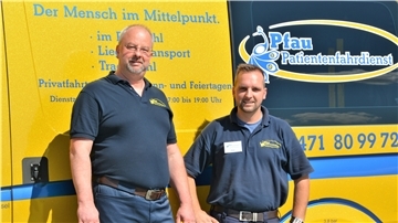 Andreas Pfau (links) vom gleichnamigen Patientenfahrdienst kann sich auch in schweren Zeiten auf seine Mitarbeiter, wie zum Beispiel Peter Lukas, verlassen.