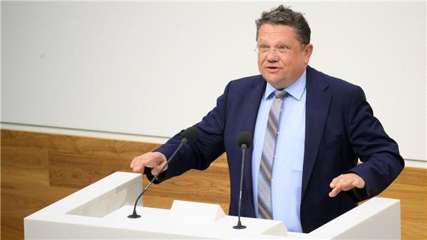 Philippi fordert faire Bezahlung für Frauen Andreas Philippi (SPD), Arbeitsminister von Niedersachsen.